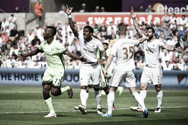 Los jugadores del Swansea protestan un posible fuera de juego en el gol del Manchester City | Foto: Premier League