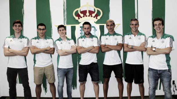 Los renovados de el Betis Fútbol Sala posando ante el escudo | Foto: Real Betis FS