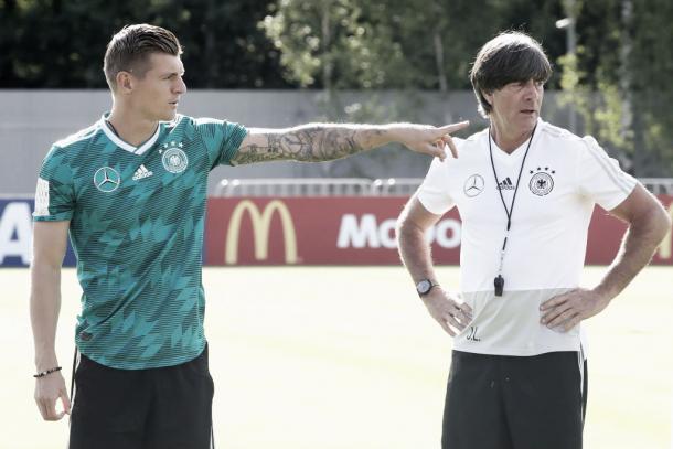 Joachim Löw junto a Kross en la sesión de entrenamiento. Foto: Selección de Alemania.