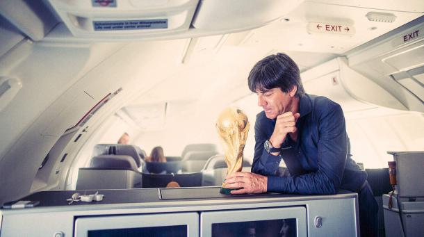 Low con la copa del mundo ganada en 2014 | Foto: DFB