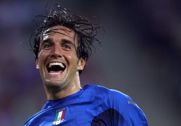 Luca Toni sonríe con la camiseta azzurra | Foto: Serie A