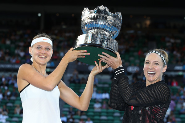 Mattek-Sands and Safarova proudly lifts up the Australian Open trophy | Photo: Clive Brunskill/Getty Images AsiaPac