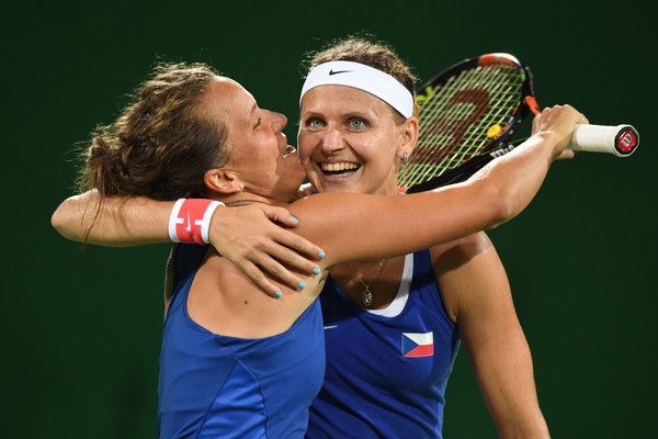 Barbora Strycova and Lucie Safarova playing doubles at the Rio Olympics | Photo: AFP / Martin Bernetti