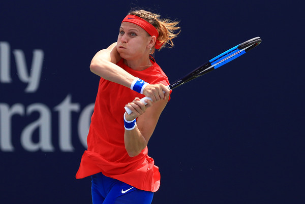 Lucie Safarova hits a backhand | Photo: Vaughn Ridley/Getty Images North America