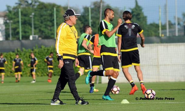 Mister Delneri dirige l'allenamento. Fonte: www.facebook.com/UdineseCalcio1896