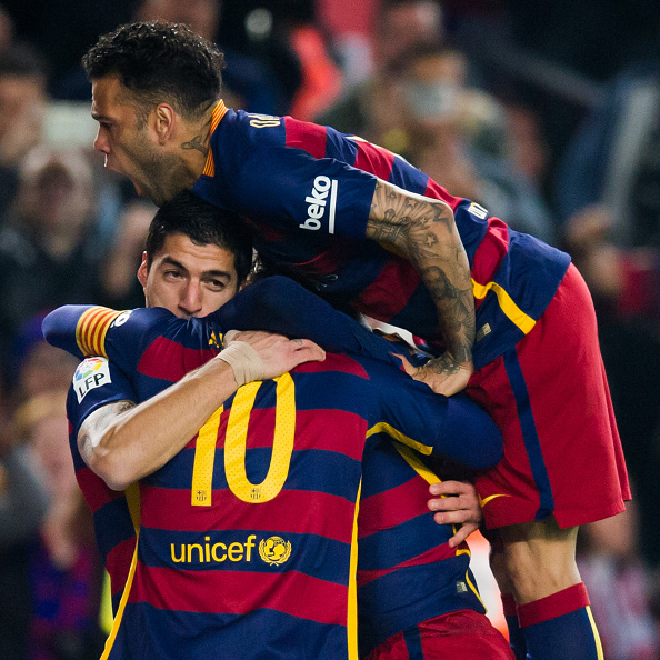 Lionel Messi e Daniel Alves comemorando junto com Suarez o gol de empate da partida (Foto: Alex Caparros/Getty Images)