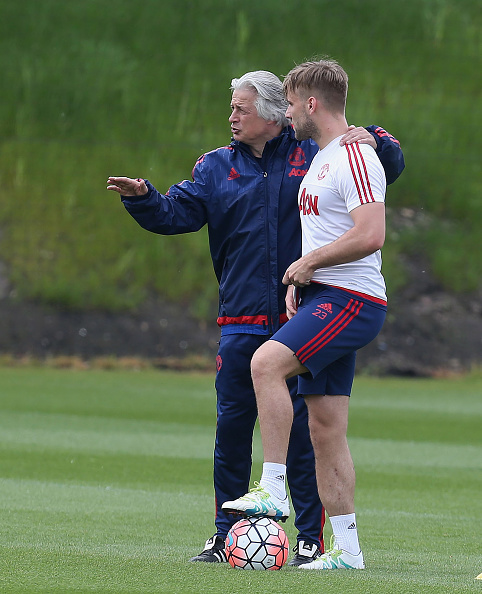 Luke Shaw back in training, with opposition coach Marcel Bout | Photo: Matthew Peters/Manchester United