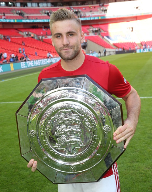 Shaw holds the Community Shield | Photo: Manchester United FC