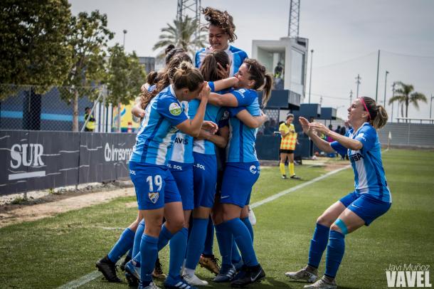 El Málaga celebrando el gol de Marta Cazalla. | Foto: Javi Muñoz (VAVEL)