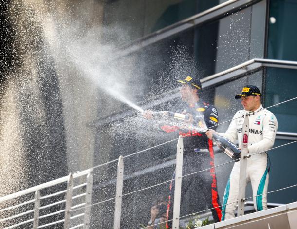 Ricciardo y Bottas en el podio del GP de China | Foto: Mercedes AMG F1