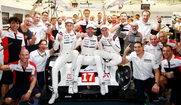 Brendon Hartley, Mark Webber y Timo Bernhard celebran el campeonato mundial de resistencia de 2015 | Fuente: www.markwebber.com