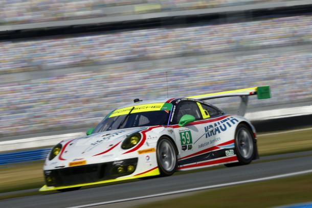 Depois de quase 2 décadas fora das competições nos EUA, Manthey Racing volta e lidera na classe GTD. (Foto: Porsche AG)