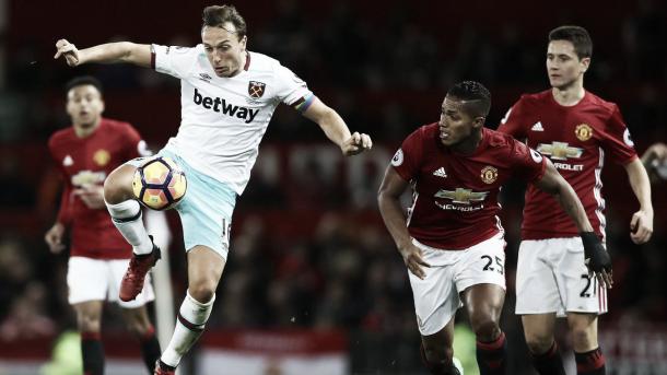 Noble y Valencia disputando un balón. Foto: Premier League