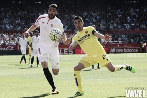 Bruno Soriano pugna por un balón, en la derrota 4-2 ante el Sevilla | Foto: VAVEL]