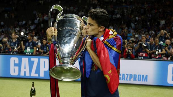 Marc Bartra kisses the UEFA Champions League trophy. | Image credit: Miguel Ruiz - FCB