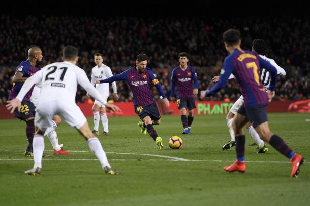 Messi a punto de marcar el empate del partido. Foto: Evening Standard