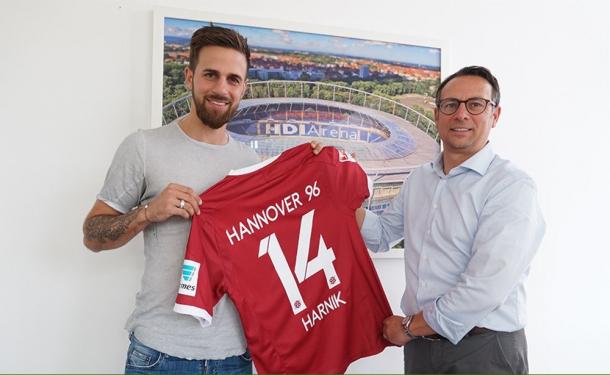 Martin Harnik, pictured with his new shirt. | Image credit: Hannover 96