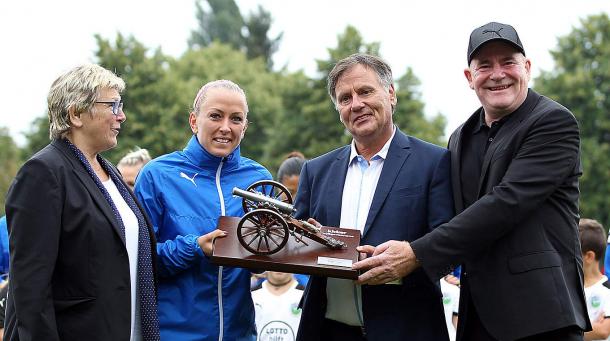 Islacker is presented with the top-scorer award. | Image credit: DFB.de