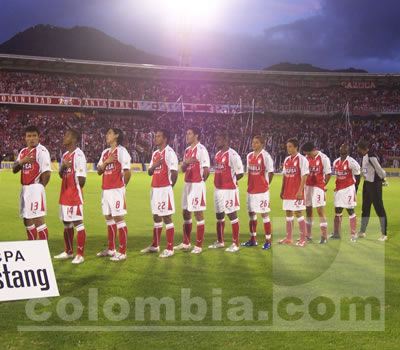 <strong><a  data-cke-saved-href='https://www.vavel.com/colombia/futbol-colombiano/2022/05/07/santa-fe/1110863-memoria-cardenal-el-deportivo-calicasi-gana-pero-el-triunfo-fue-rojo.html' href='https://www.vavel.com/colombia/futbol-colombiano/2022/05/07/santa-fe/1110863-memoria-cardenal-el-deportivo-calicasi-gana-pero-el-triunfo-fue-rojo.html'>Santa Fe</a></strong> en su versión 2008. Imagen: Colombia.com