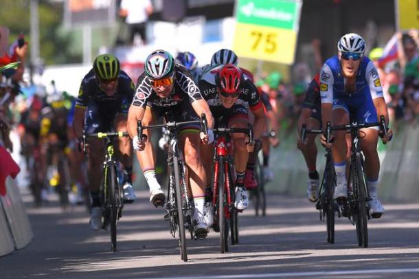 Modolo, Trentin y Cort disputándole el sprint a Sagan | Fuente: Tim de Waele