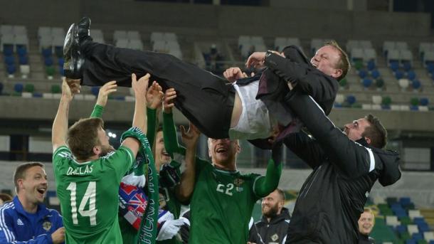 O'Neill held aloft by his players after qualifying. | Image source: Sky Sports