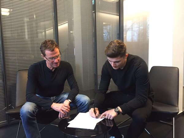 Ralf Rangnick joins Sabitzer during the contract signing. | Source: RB Leipzig