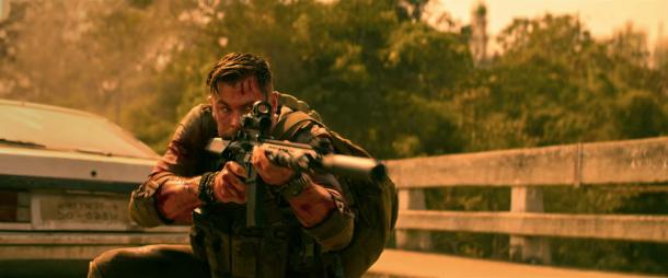 Tyler Rake (Chris Hermsworht) apuntando el arma. Fuente: Imdb