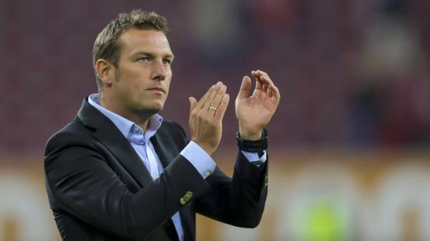 Markus Weinzierl applauds the Augsburg faithful after a match. | Image source: Eurosport