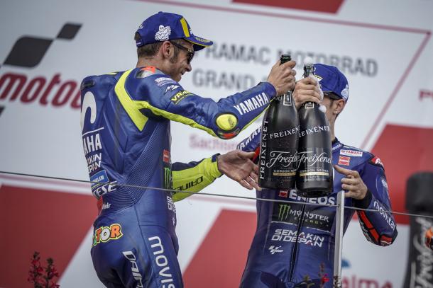 Valentino Rossi y Maverick Viñales en el podio. Foto: Movistar Yamaha