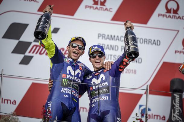Maverick Viñales y Valentino Rossi en el podio de Alemania. Foto: Movistar Yamaha