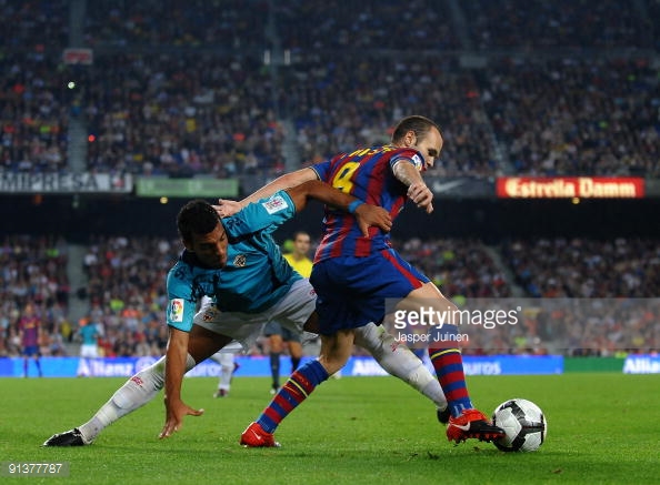 Michel Macedo defiende a Iniesta durante un duelo entre blaugranas y rojiblancos en el Camp Nou, campaña 09/10 / Fotografía: Getty Images