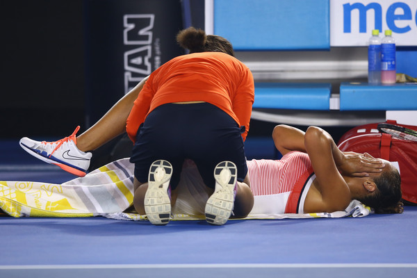 Madison Keys takes a medical timeout to treat an injury during her fourth-round match against Zhang Shuai at the 2016 Australian Open. | Photo: Mark Kolbe/Getty Images