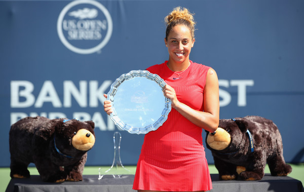 Madison Keys with her title in Stanford | Photo: Ezra Shaw/Getty Images North America