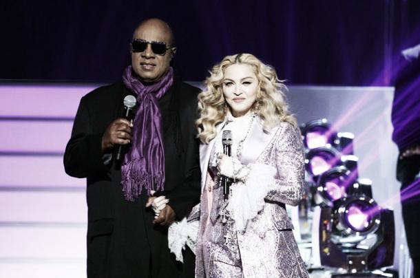 Madonna y Stevie Wonder durante su homenaje a Prince. (Foto (sin efecto): web billboard). 