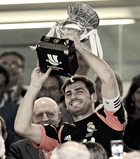 Iker Casillas levanta la última Supercopa de España del Real Madrid | Foto: Página web Real Madrid