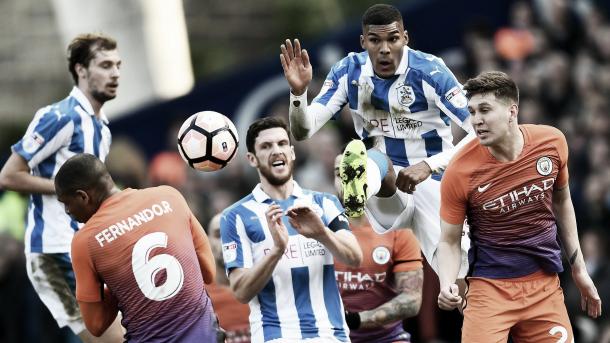 Varios jugadores del Huddersfield y del Manchester City pugnan por un balón | Foto: Getty Images
