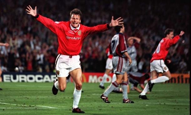 Sheringham celebra el gol en la final de la Champions League en 1999. Foto: Ben Radford/ALLSPORT