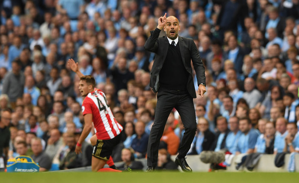 Guardiola nella sua gara d'esordio, contro il Sunderland. | Fonte immagine: Zimbio