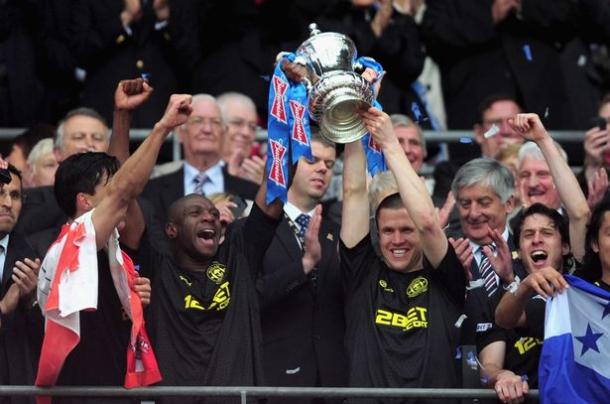 Cadwell levanta el trofeo de campeón de la FA Cup. Foto: Wigan Athletic