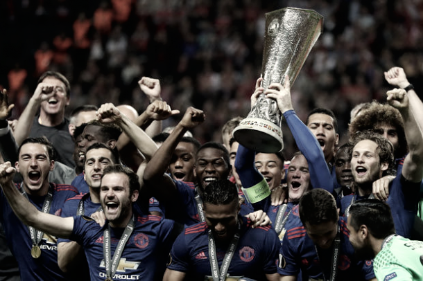 El Manchester United levanta el trofeo de la Europa League | Foto: Twitter oficial Manchester United