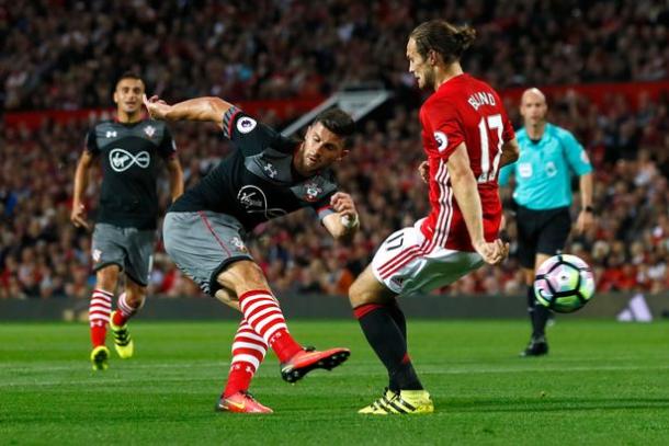 Southampton's Shane Long shoots at goal | photo: Mirror