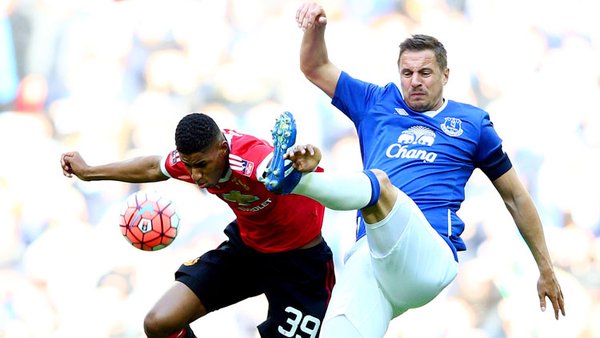 Jagielka lucha un balón aéreo frente a Rashford | Foto: Everton FC