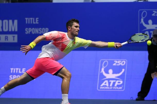 Adrian Mannarino stretches for a forehand. Photo: St. Petersburg Open