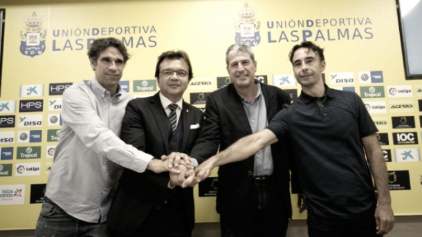 Manolo Márquez firmando con la UD Las Palmas | Web UD Las Palmas