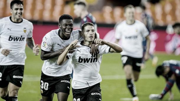 Manu Vallejo celebrando uno de los goles que hubo en el derbi valenciano de la 1ª jornada / Foto: valenciacf.com