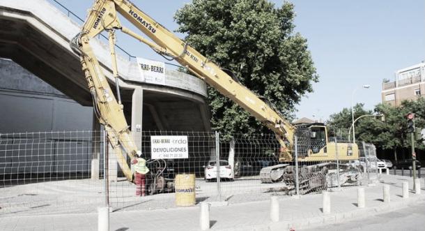 Maquinaria preparada para empezar la demolición de Gol Sur | Foto: Real Betis
