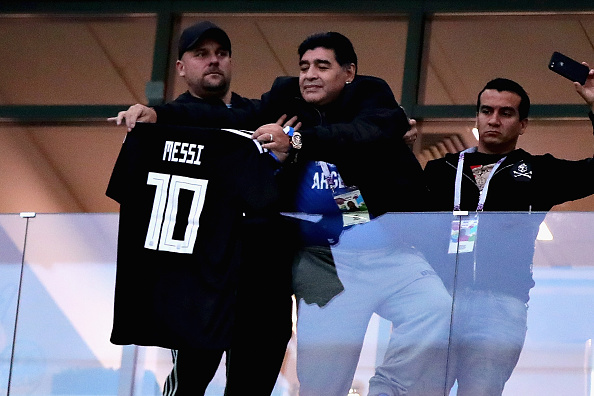 Maradona esteve presente na derrota contra a Cróacia, carregando a camisa de Messi (Foto: Chris Brunskill/Fantasista/Getty Images)