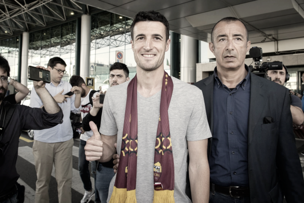 Iván Marcano posa para la prensa en el aeropuerto de Roma // Fuente: AS ROMA