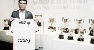 Marcelino posa con el amplio palmarés del Valencia CF | Vavel.com