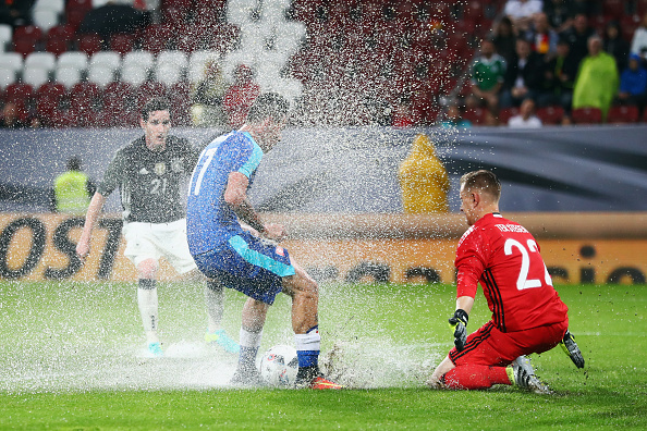 Hamsik challenges Ter-Stegen, in a puddle | Photo: Alex Grimm/Bongarts